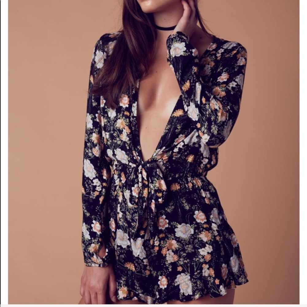 NEW BOHO CHIC FLORAL PLUNGING ROMPER - Picture 2 of 7